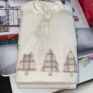 NICE CHRISTMAS TREE KITCHEN TOWEL SET of 2!